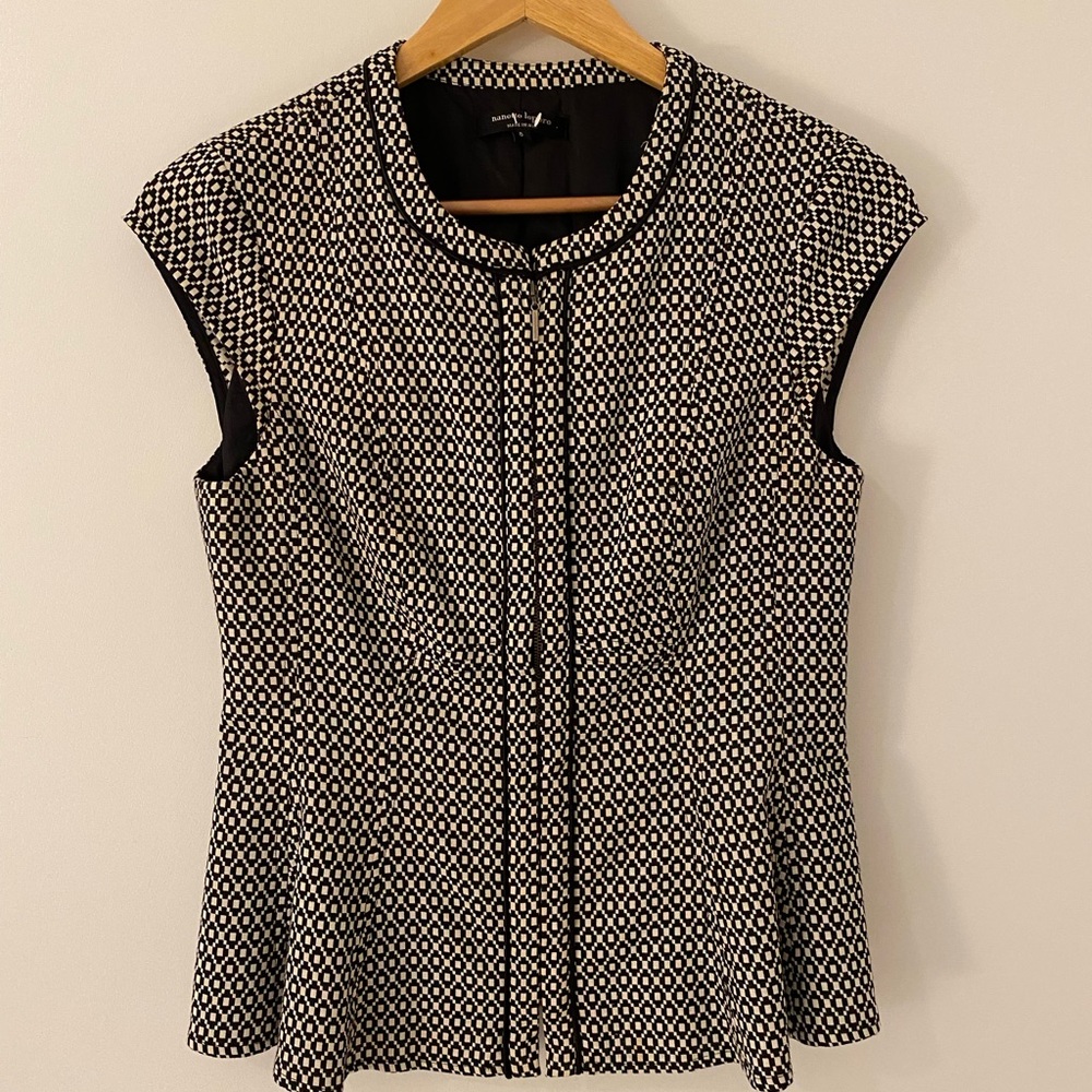 Structured, brocade like top with front zipper